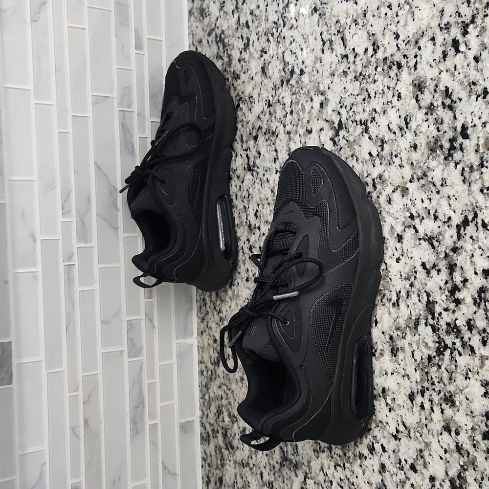 Triple Black Nike Air Max 200 Running Shoes sz 8.5 solid sneakers AT6175-003 - Picture 3 of 6